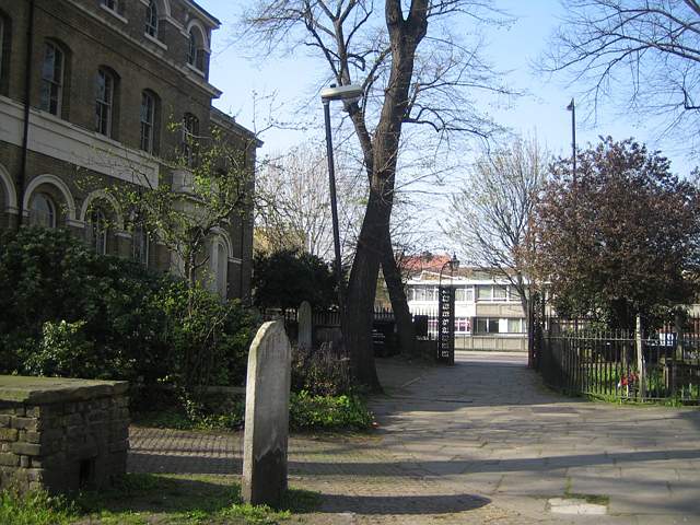 St Paul's Churchyard, Shadwell