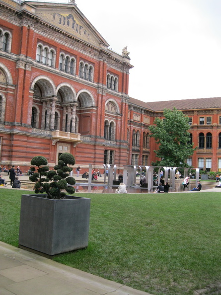 The Victoria & Albert Museum, John Madejski Garden